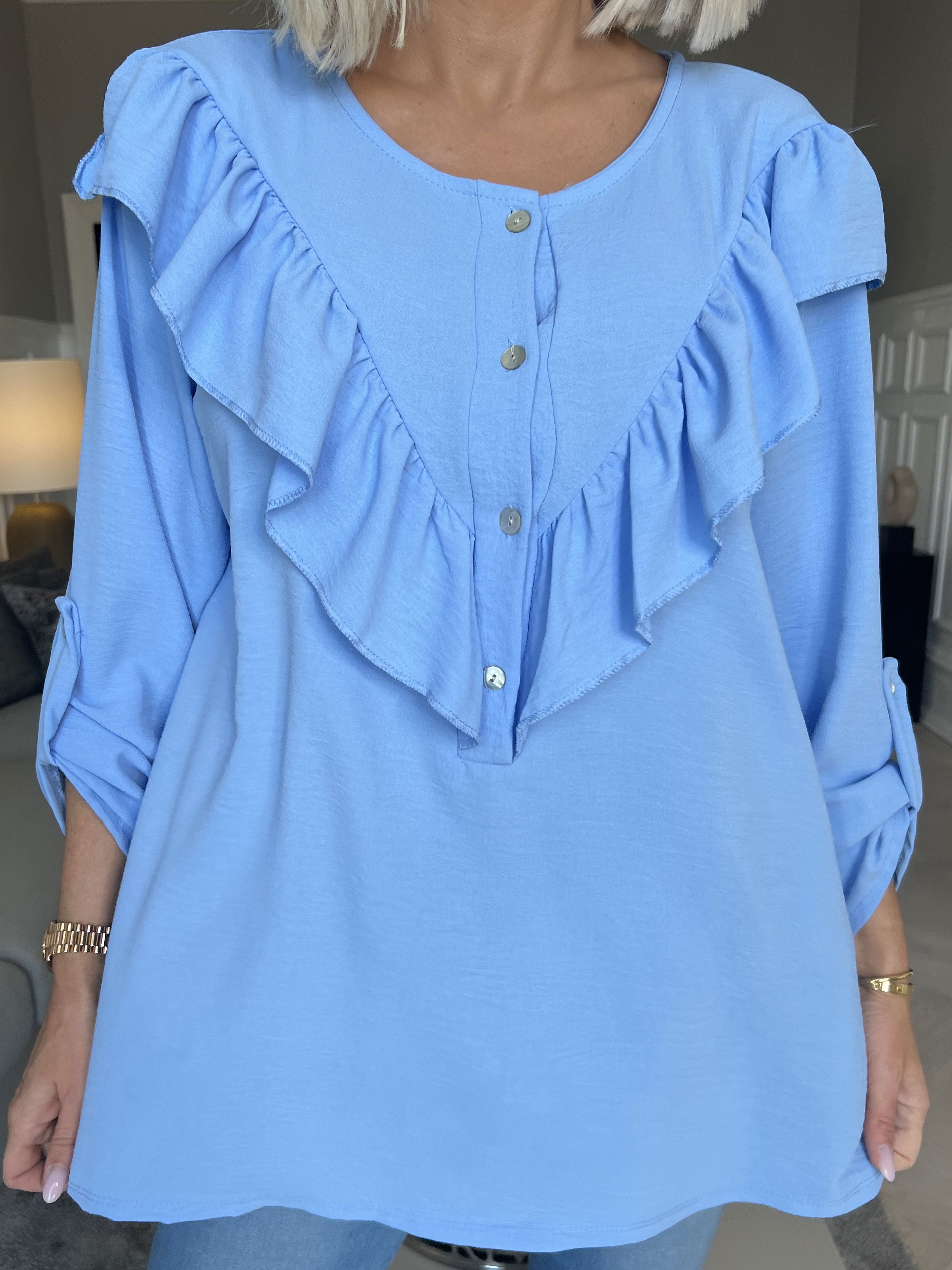 Nicola - Sød bluse med flæser og knapper